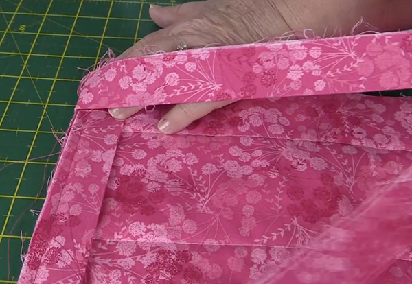 binding a quilt using a sewing machine